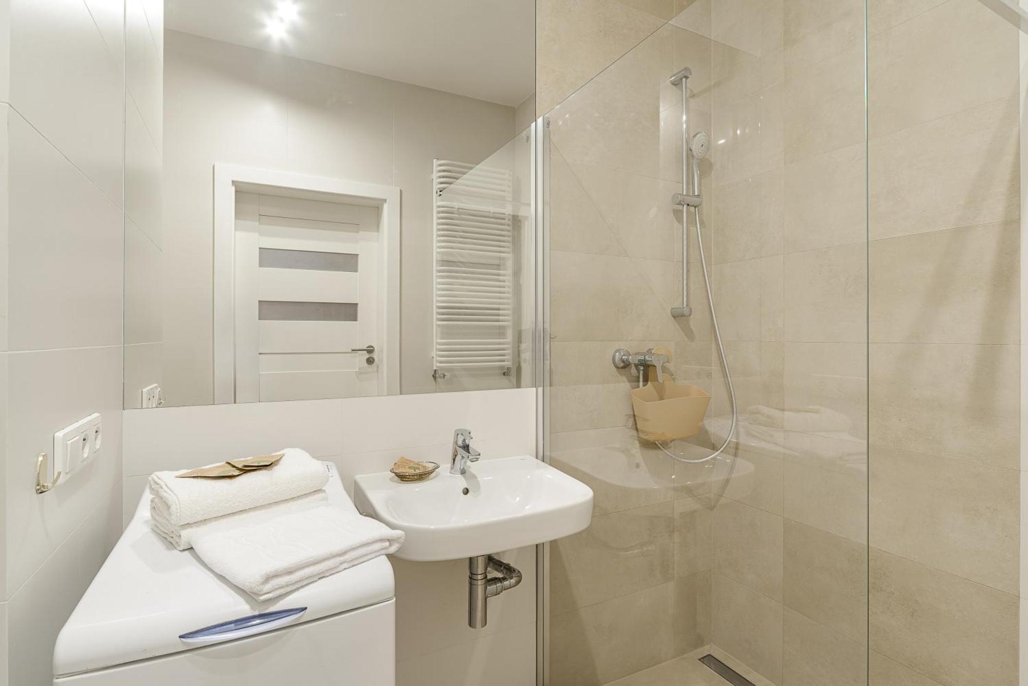 19 Dzielnica Kolejowa P&O Serviced Apartments Varsovia Exterior foto